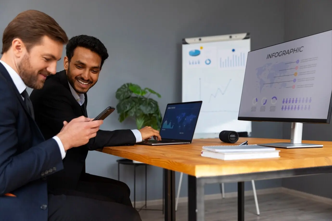 Деловой человек смотрит на финансовые графики.